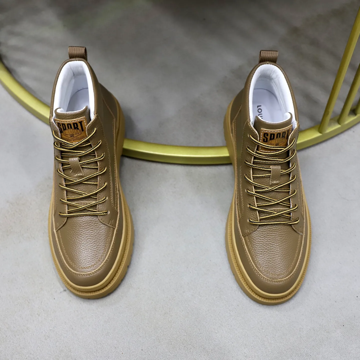 Ex-factory price: 460💰🙅‍♂️🙅‍♂️🙅‍♂️ Brand: LV Louis Vuitton Standard code: 38–44 (45 can be customized) Grade: Same as the official website Material: Original cowhide fabric Comfortable pigskin lining Lightweight wear-resistant outsole Style category: Men's fashion casual shoes and boots Running sneakers Distinguished luxury brand elements Top luxury Color: actual picture color